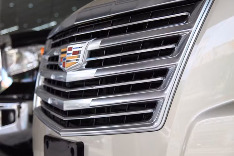 Cung cấp sức mạnh cho Cadillac Escalade EXT là khối động cơ V8 có khả năng sản sinh công suất 403 mã lực tại 5.700 vòng/phút và mô-men xoắn cực đại đại 417 Nm tại 4.300 vòng/phút. Xe còn được trang bị hộp số tự động 6 cấp và hệ thống dẫn động bốn bánh toàn thời gian AWD .