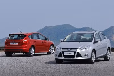 Ford Focus sở hữu thiết kế khỏe khoắn đặc trưng của thương hiệu xe Mỹ. Động cơ của xe là máy xăng 3 xy-lanh, tăng áp, dung tích 1.0 lít có công suất tối đa 123 mã lực mới, chung với Fiesta. Động cơ này khá chậm và tiêu thụ lượng xăng trung bình 8,11 lít/100 km như máy 2.0.
