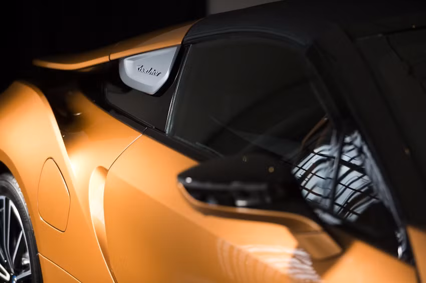 Cả hai phiên bản đều được trang bị bộ vành mới được chế tạo bằng nhôm với trọng lượng nhẹ và có cùng kích cỡ 20-inch như i8 Coupe thế hệ trước.