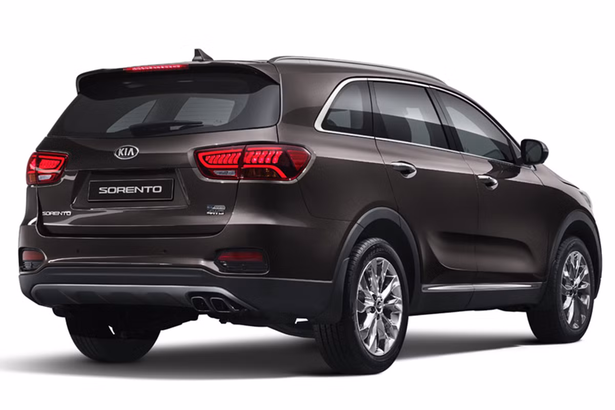 Ở phía sau, cụm đèn hậu mảnh mai kéo dài mở rộng sang hai bên, sử dụng công nghệ LED, cánh gió mở rộng, ống xả dạng đôi mạ crôm sáng, cản sau nhô cao. Bộ mâm đa chấu kích thước lớn 19 inch với logo "KIA" đặt giữa nổi bật trên tông nền đen mờ.