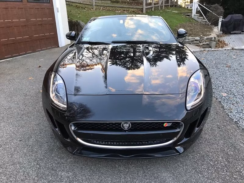 Theo quảng cáo Bring a Trailer, F-Type V8 S mui trần đời 2014 được trang bị hệ thống giảm xóc thích ứng, ống xả thể thao, LSD được kiểm soát bằng điện tử, các bánh xe 20 inch.