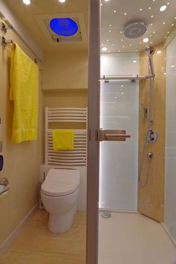 Phòng tắm, phòng vệ sinh sạch sẽ trên xe.