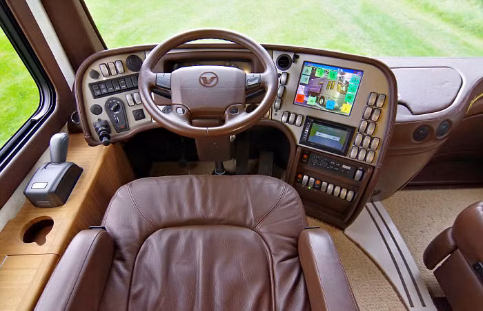 Ngồi từ buồng lái của nhà di động Performance S, lái xe có thể điều khiển các phòng theo từng chức năng riêng bằng các nút điều khiển.