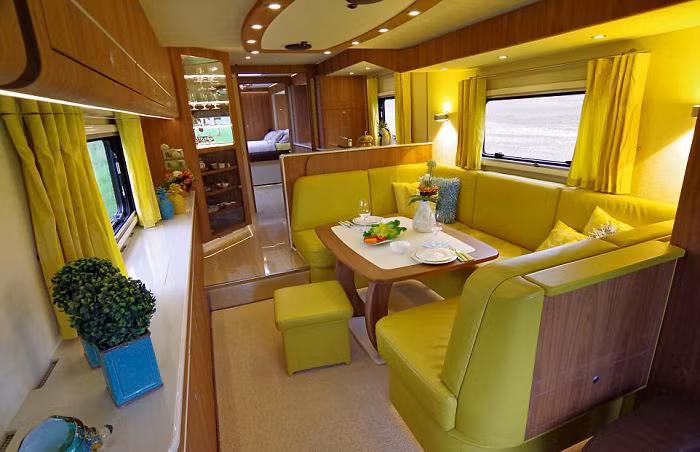 Chiếc xe có chiều dài 12,2m, thiết kế hiện đại, bên trong có giường đôi, phòng tắm nóng lạnh, bếp và cả khu vực tiếp khách rộng rãi. Cùng chính vì thế nó được rao bán với giá khủng lên đến 1,7 triệu USD (khoảng 39 tỷ đồng).