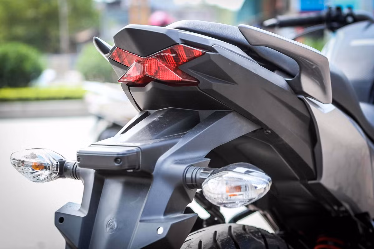 Trong khi đó, phần đuôi xe gọn gàng, cụm đèn chiếu hậu thiết kế dạng chữ X bắt mắt, cặp đèn xi-nhan dạng giọt nước nằm tách biệt sang hai bên đối xứng với nhau.