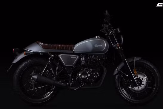 GPX Legend 150s 2017 có kích thước với chiều dài tổng thể 2.015 mm, rộng 830 mm, cao 1.100 mm và trọng lượng 130 kg. Bình xăng dạng giọt nước nhấn nhá thêm hai đường đề-can màu trắng bạc bắt mắt nổi bật trên toàn bộ nước sơn đen tuyền ngoại thất của xe.