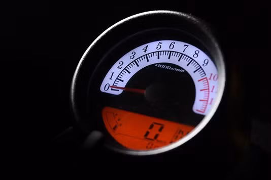 Cụm đồng hồ dạng tròn cổ điển kết hợp giữa dạng analogue và kỹ thuật số được chia thành 2 tầng tách biệt. Phía trên hiển thị vòng tua máy, phía dưới dạng điện từ LCD hiển thị tốc độ, kim xăng, số quãng đường di chuyển.