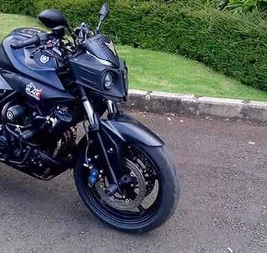 Cụ thể nhất là chi tiết phần đầu của nguyên bản MT-25 bị loại bỏ hoàn toàn. Thay vào đó, đèn pha nguyên bản là phần đầu đèn mới với đèn demi của MT-25 liền với bộ đầu đèn chế mủ theo phong cách MT-10, kèm theo 2 bóng đèn bi cầu projector.