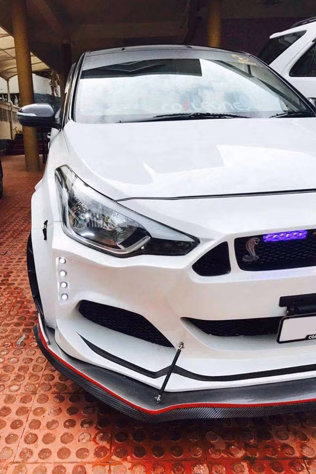 Nội thất bên trong không có sự thay đổi nhiều khi vẫn sử dụng loại vô lăng 3 chấu, tích hợp các tính năng như: điều khiển hệ thống âm, điều khiển điều hòa, vô lăng gật gù và điều chỉnh độ nghiêng. Hàng ghế sau có các hốc gió. Trang bị công nghệ giải trí với hệ thống dàn âm thanh 6 loa, đi kèm 1GB dung lượng bộ nhớ, kết nối Bluetooth.