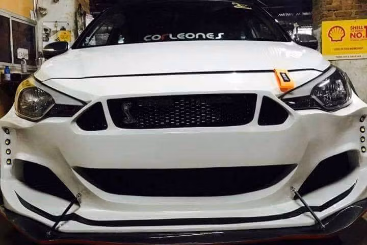 Khu vực phần đầu của xe nổi bật với bộ bodykit mang phong cách hầm hố với các khe hút gió lớn để lộ bộ lưới tản nhiệt màu đèn tuyền nằm ẩn khá sâu ở bên trong. Dưới cụm đèn pha tiêu chuẩn còn được bổ sung thêm dải đèn viền thẳng đứng dạng bi mắt mèo khá bắt mắt.