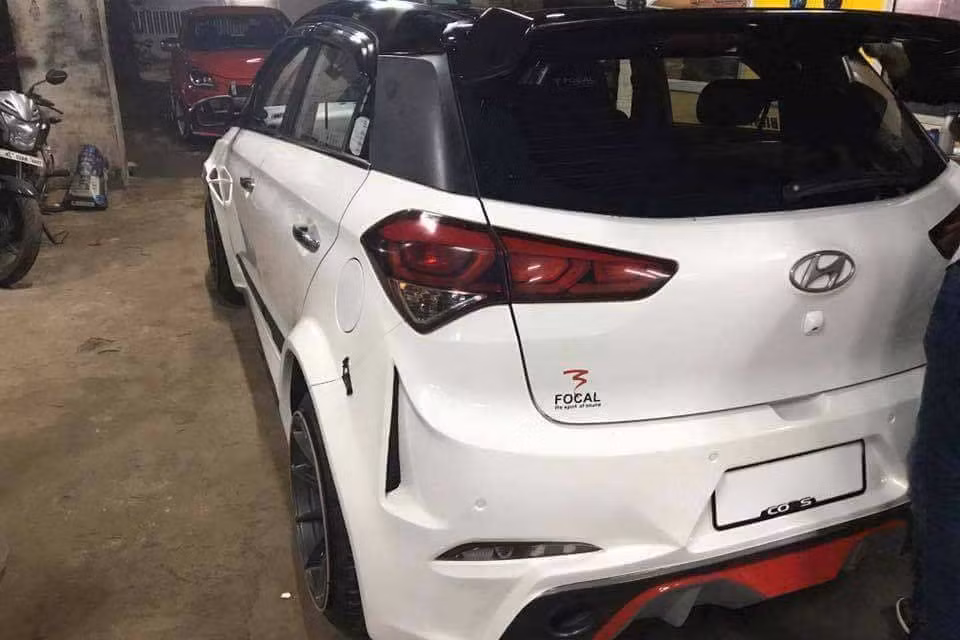 Hiện không rõ động cơ dưới nắp ca-pô có được điều chỉnh hay không. Được biết, chiếc xe của hãng Hyundai trong bài sử dụng loại động cơ xăng 1.2L Kappa 4 xi-lanh, sản sinh công suất 83 mã lực và mô-men xoắn cực đại 115 Nm, đi kèm hộp số sàn 5 cấp.