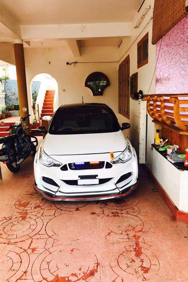 Về kích thước và thông số kỹ thuật không có nhiều sự thay đổi so với bản tiêu chuẩn. Chiếc Hyundai i20 giá rẻ có chiều dài 4.035 mm - sự đột phá ở phân hạng B (tiêu chuẩn là 4.000 mm), chiều rộng 1.892 mm, chiều dài trục cơ sở của là 2.570 mm. Khoang thể tích hành lý lớn lên tới 285 lít.