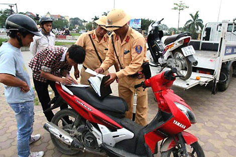 Lỗi xử phạt xe không chính chủ. Cụ thể: Phạt 100.000-200.000 đồng với hành vi không làm thủ tục sang tên chính chủ khi mua, được cho, tặng, phân bổ, điều chuyển, thừa kế tài sản là mô tô, xe máy và các loại xe tương tự mô tô; người điều khiển ô tô và các loại xe tương tự ô tô không thắt dây an toàn (tại vị trí có trang bị dây an toàn) khi xe đang chạy; người được chở trên ô tô không thắt dây an toàn (tại vị trí có trang bị dây an toàn) khi xe đang chạy.