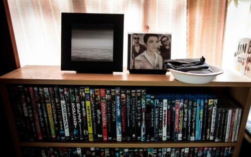 Chiếc giá chỉ gồm toàn DVD phim ảnh và âm nhạc của nạn nhân. Ảnh: AFP.