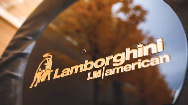 Ấn tượng đầu tiên là logo của thương hiệu Lamborghini vẫn còn sáng bóng và rõ nét như hàng mới nguyên.