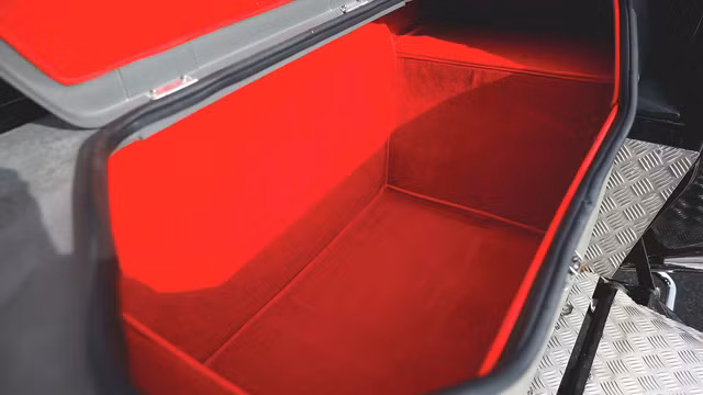 Chiếc xe cũng có thêm cốp chứa đồ phía sau thuộc dạng hiếm, thảm trải sàn mới và nhiều chi tiết mạ chrome.