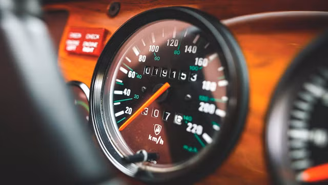 RM Sotheby cho biết chiếc siêu xe SUV Lamborghini sang trọng này sau 25 năm sử dụng chỉ mới chạy 19.153 dặm.