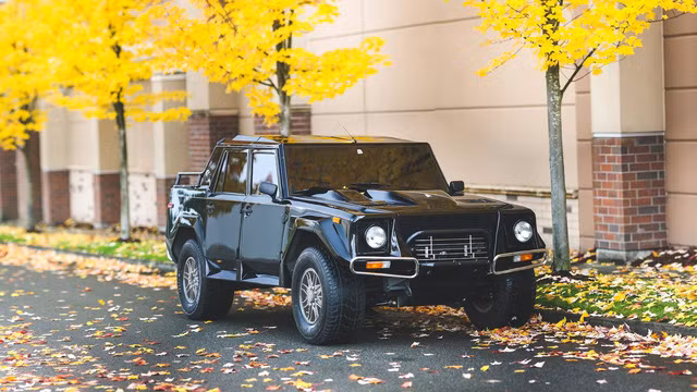 Nhiều người đưa ra phép so sánh, mức giá hiện tại của chiếc Lamborghini này có thể mua được một chiếc Aventador SV hoặc cặp đôi Aventador và Huracan. Thậm chí mức giá này còn đắt hơn giá mua hai chiếc Lamborghini Urus "đập hộp".