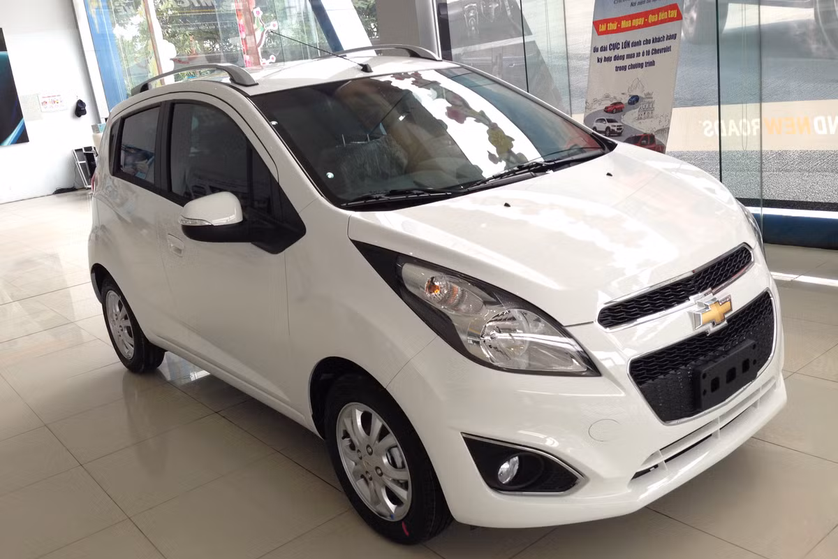 Chevrolet Spark là đại diện duy nhất cho mẫu xe hatchback giá rẻ thương hiệu Mỹ tại Việt Nam. Xe nổi bật với các trang bị trên xe như: bộ mâm 14 inch, 2 túi khí, chống bó cứng phanh ABS, ghế nỉ, hệ thống giải trí với CD-MP3/Radio AM/FM/MP3/AUX/USB. 