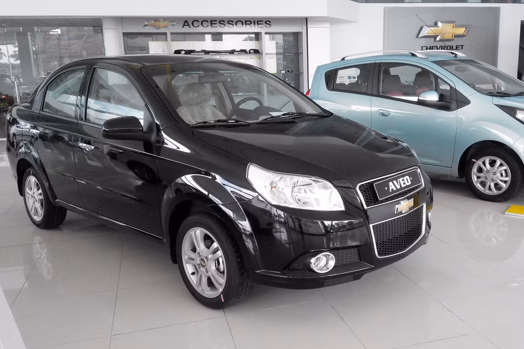 Cuối cùng là cái tên Chevrolet Aveo, hiện thị trường ôtô Việt đang phân phối và bán ra hai phiên bản gồm Aveo 1.4 LT sử dụng số sàn 4 cấp là 459 triệu đồng. Aveo 1.4 LTZ sử dụng hộp số tự động 4 cấp 495 triệu đồng.