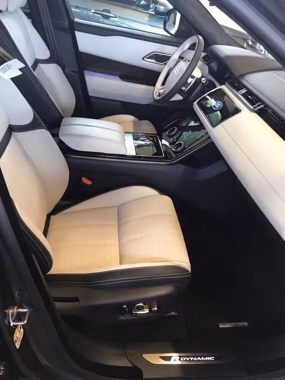 Nội thất xe được bọc da màu sáng rất sang trọng.