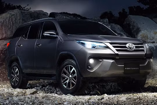 Nhiều trang bị tiện nghi và an toàn mới được trang bị trên xe như cụm đèn trước LED, vô-lăng tích hợp lẫy chuyển số và điều khiển hành trình, hệ thống giải trí với màn hình trung tâm, khởi động bằng nút bấm, cửa khoang hành lý đóng mở điện, hệ thống an toàn 7 túi khí, cân bằng điện tử, khởi hành ngang dốc, hỗ trợ đỗ đèo...