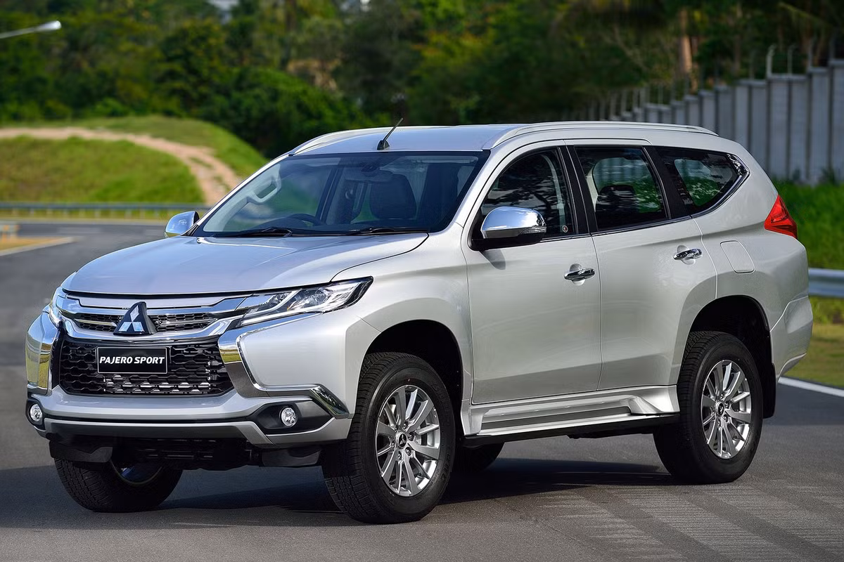 Mitsubishi Việt Nam hiện đang bán song song 2 thế hệ Pajero Sport mới và cũ. Pajero Sport mới hiện đang bán ra với 2 phiên bản máy xăng 1 cầu giá 1,329 tỷ đồng và máy xăng 2 cầu giá 1,488 tỷ đồng.