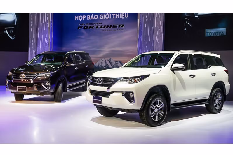 Tại thời điểm ra mắt lần đầu vào tháng 01/2017 và chỉ trong khoảng 20 ngày của tháng 1, đã có tới 1.237 chiếc Toyota Fortuner 2017 bán ra. Một con số thể hiện mức tăng trưởng kỷ lục của mẫu xe nhiều “điều tiếng”. Mức giá bán dự kiến của Toyota Fortuner 2017 tại các đại lý của Toyota Việt Nam từ 981 triệu đồng đến 1,038 tỷ đồng.