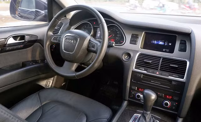 Nội thất xe cũng cùng tone màu đen với màu sơn xe. Nhiều chi tiết dược hãng xe sang Audi trang bị bọc da và ốp gỗ rất sang trọng.