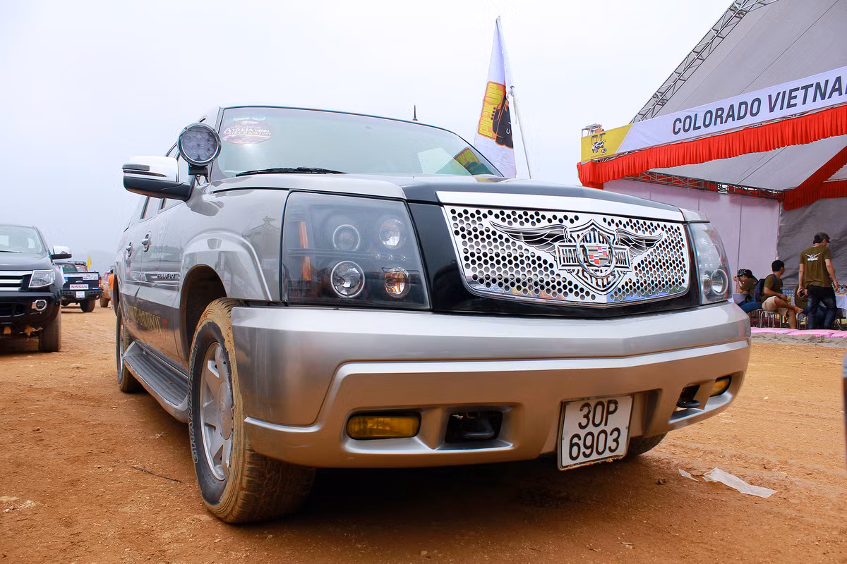 “Khủng long” Escalade EXT ra mắt lần đầu tới công chúng trên thế giới vào năm 2002. Vào thời điểm ngừng sản xuất năm 2013, Escalade EXT nằm top những dòng xe bán chậm nhất ở Mỹ khi chỉ đạt 1.972 xe bán ra.