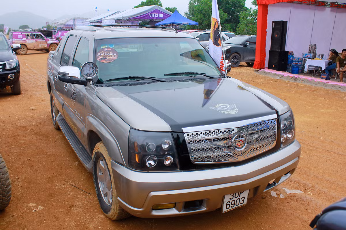 Xuất hiện tại giải đua xe địa hình Việt Nam VOC-2017, chiếc siêu bán tải Cadillac Escalade EXT của một người chơi xe ở Hà Nội đã nhanh chóng nhận được sự chú ý từ nhiều người bởi sự độc đáo và mạnh mẽ.