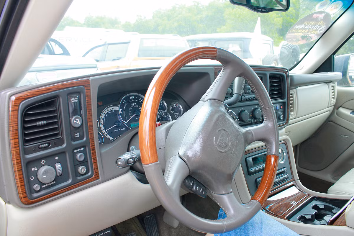 Ở bên trong, các chi tiết trên xe được làm bằng chất liệu nhựa cao cấp kèm ốp gỗ bóng sang trọng. Vô-lăng 4 chấu mang kiểu cổ điển không được tích hợp các phím chức năng, điều hòa vùng độc lập,...