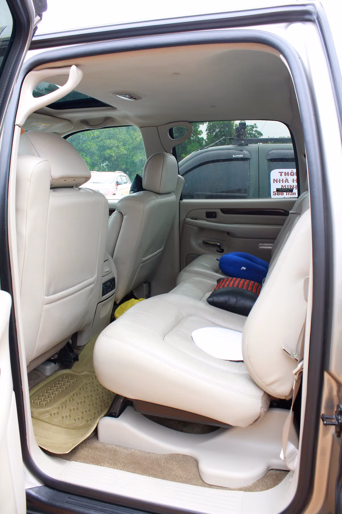 Ghế ngồi trên xe được bọc da mang lại cảm giác sang trọng, thân ghế nổi bật hơn khi xuất hiện các đường chỉ thêu.