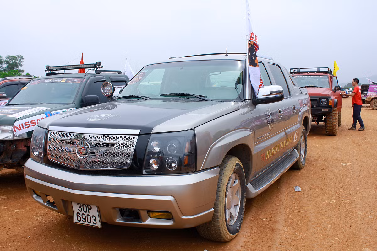 So với các dòng bán tải phổ thông tại thị trường Việt Nam như: Ford Ranger, Mitsubishi Triton, Nissan Navara hay Toyota Hilux,… chiếc Cadillac Escalade EXT nổi bật hơn hẳn ở diện mạo bên ngoài bề thế.