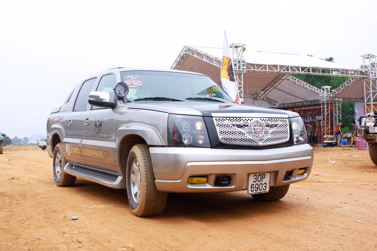 Cung cấp sức mạnh cho Cadillac Escalade EXT là khối động cơ V8 có khả năng sản sinh công suất 403 mã lực tại 5.700 vòng/phút và mô-men xoắn cực đại đại 417 Nm tại 4.300 vòng/phút. Xe còn được trang bị hộp số tự động 6 cấp và hệ thống dẫn động bốn bánh toàn thời gian AWD .