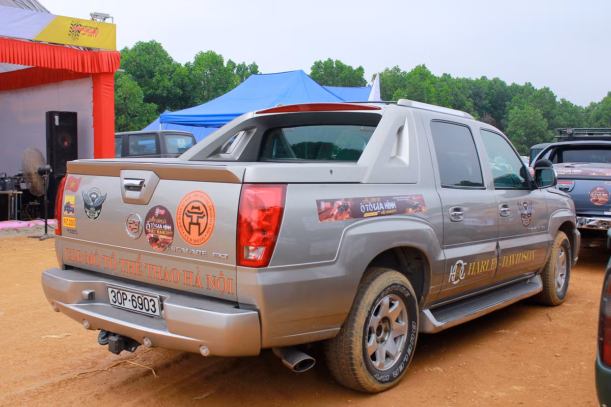 Thùng xe nổi bật với tay nắm cửa trên nắp thùng mạ crôm sáng dạng ổ khóa, cản sau lớn nhô ra sau cùng ống-xat đơn thiết kế nằm sâu phía dưới. Bộ mâm của xe lớn lên tới 22 inch được làm bằng kim loại sáng đa chấu.