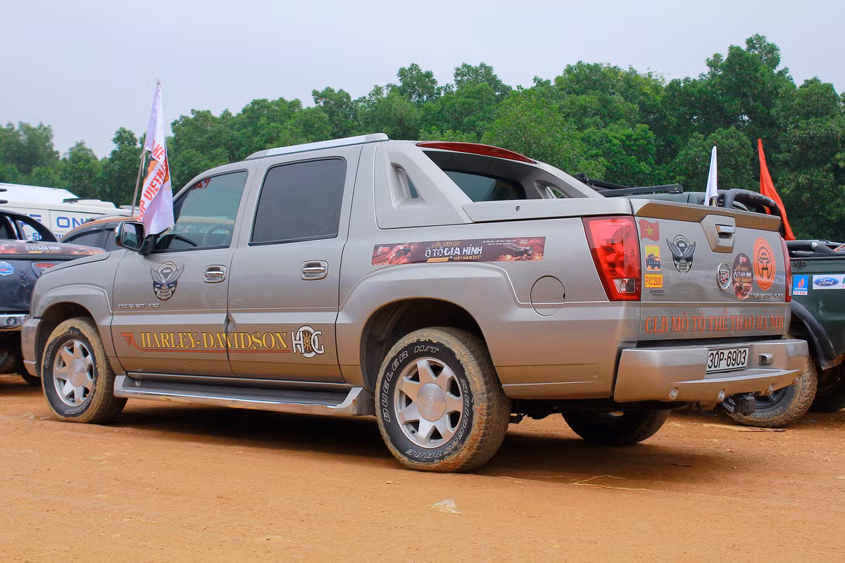 Đầu tiên có lẽ phải kể tới là Escalade EXT mang đậm chất Mỹ với các chi tiết góc cạnh sắc nét và dứt khoát.