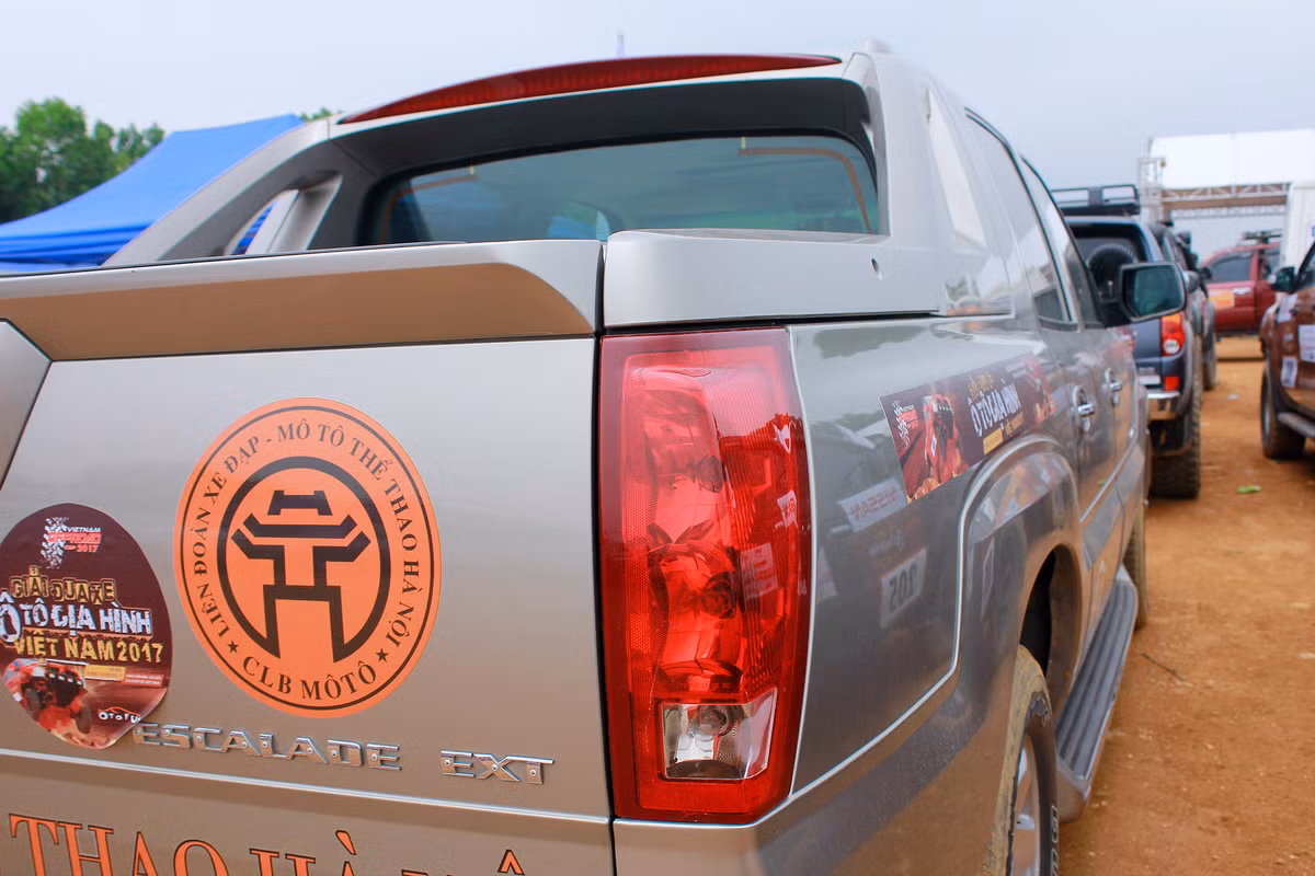 Cụm đèn hậu thiết kế mang ngôn ngữ đặc trưng của dòng hạng sang Cadillac to bản, bố trí theo chiều dọc với hệ thống đèn bên trong chia tầng.