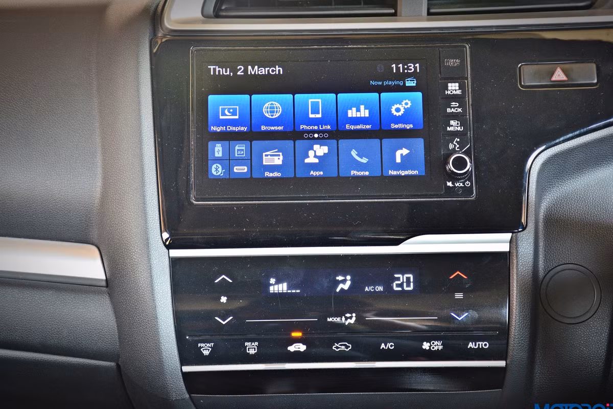 Về khả năng vận hành, Honda Jazz sử dụng loại động cơ i-VTEC dung tích 1.5L kết hợp với hộp số vô cấp CVT cho công suất tối đa 118 mã lực tại 6.600 vòng/phút, mô-men xoắn cực đại 145 Nm tại 4.600 vòng/phút. Mức tiêu hao nhiên liệu hỗn hợp khoảng 5,6L/100 km.