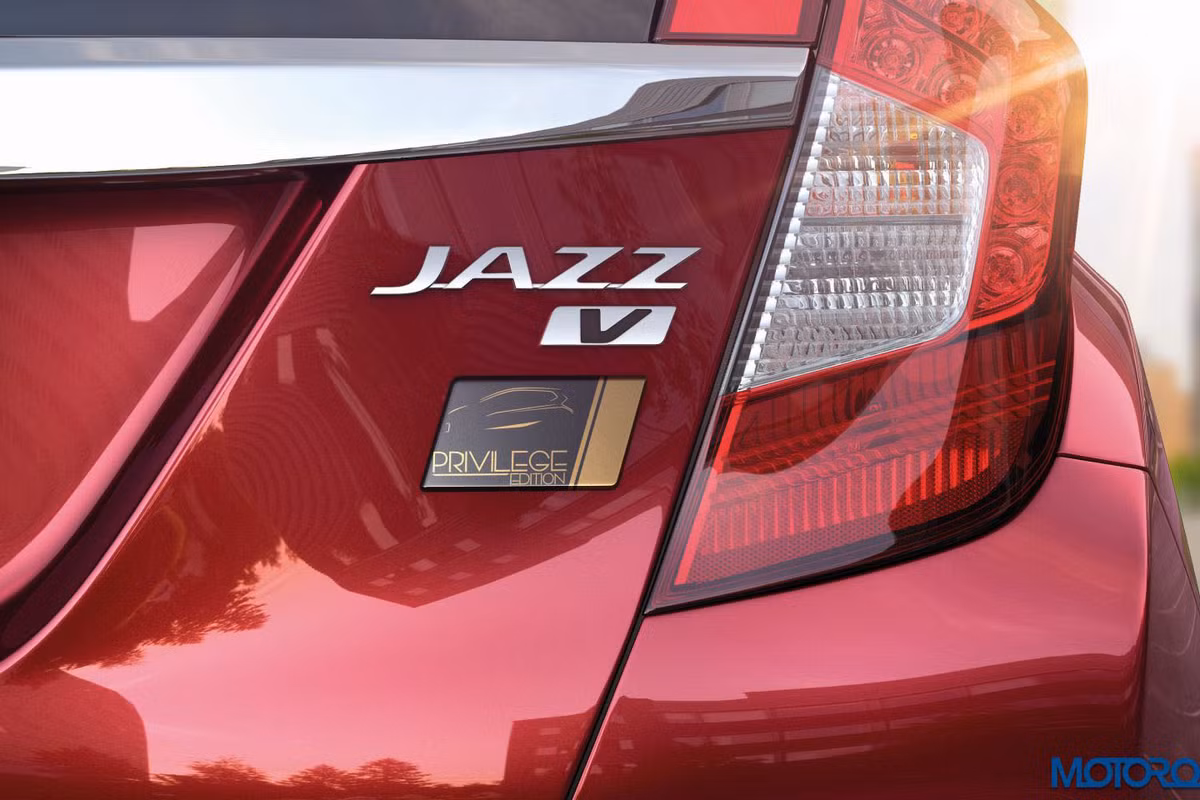Chiếc Honda Jazz Privilege Edition khác biệt so với các phiên bản thông thường là sự xuất hiện của logo “Jazz Privilege Edition” và dàn cảm biến đỗ xe đặt phía sau.