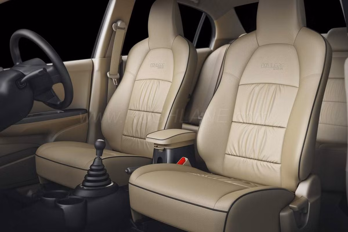 Bên cạnh đó, phiên bản Privilege Edition còn được trang bị màn hình giải trí dạng tablet kích thước lên tới 17,7 inch tích hợp hệ thống định vị vệ tinh. Toàn bộ khoang cabin cũng như thảm trải sàn lấy tông màu be làm chủ đạo.