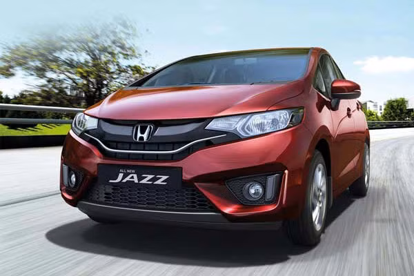 Khách hàng sẽ có hai sự lựa chọn cho phiên bản đặc biệt nảy gồm bản bản máy xăng, hộp số sàn với giá khởi điểm 736.358 rupee (261 triệu đồng) và bản máy dầu số tự động giá 882.302 rupee (313 triệu đồng).