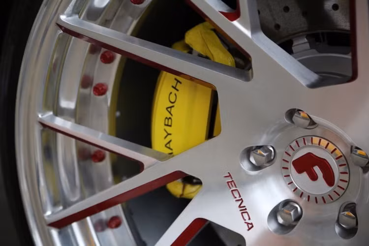 Làm từ hợp kim nhôm siêu nhẹ, mặt ngoài của mâm được Forgiato giữ nguyên màu ánh bạc nguyên bản của vật liệu này nhưng có bề mặt phay mờ. Bên cạnh đó, các cùm phanh cũng đã được sơn lại trong màu vàng làm nổi bật dàn bánh xe của chiếc mui trần siêu sang này.