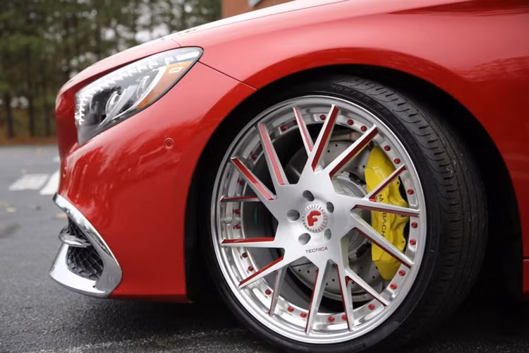 Ngoài bộ mâm, chiếc xe chỉ được dán lại toàn bộ các cửa kính trong phim cách nhiệt của hãng Suntek và gói bảo vệ cho nội thất đắt giá. Ngoài ra các chi tiết nguyeen bản của hãng xe Mercedes-Benz được giữ nguyên bản.