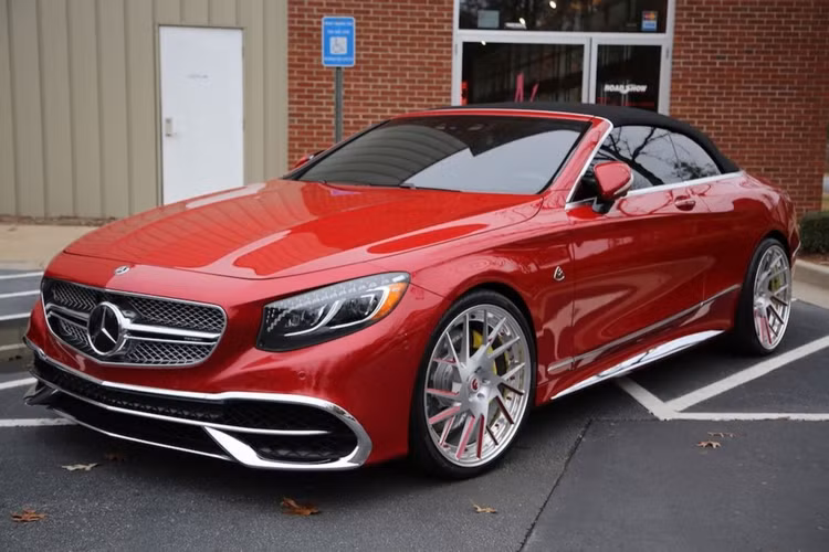 Ra mắt lần đầu cách đây hơn 1 năm tại triển lãm Los Angeles 2016, chiếc mui trần siêu sang Maybach S650 Cabriolet 2018 được lấy cảm hứng dựa trên cơ sở chiếc S-Class Cabriolet, đây cũng được coi là mẫu xe Maybach mui trần đầu tiên của hãng xe Mercedes-Benz. 