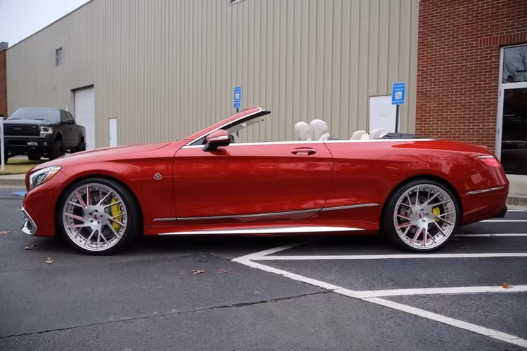 Để khiến Maybach S650 Cabriolet 2018 ấn tượng hơn chủ xe đã liên hệ với xưởng độ Road Show International ở Atlanta, Mỹ để trang bị cho chiếc xe bộ vành "hàng thửa" Forgiato Tec 2.2 với 15 cánh xéo cực kỳ độc đáo. Đây cũng là chiếc S650 Cabriolet duy nhất tại Mỹ được độ mâm.