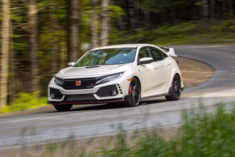 Honda Civic Type R 2017 đã nhiều lần chứng minh được hiệu suất cực tốt của mình trên các đường đua. Cụ thể, xe từng lập kỷ lục với thời gian hoàn thành vòng đua Nürburgring Nordschleife là 7 phút 43,80 giây nhanh hơn 7 giây so với chiếc FK2R.