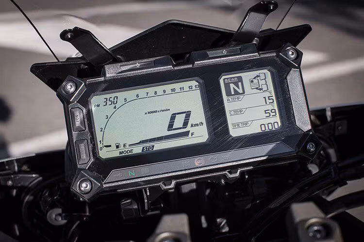 Cụm đồng hồ dạng LCD cỡ lớn hình chữ nhật dạng đơn sắc hiển thị các thông số kỹ thuật cần thiết trên xe như tốc độ, vòng tua máy, báo xăng... Xe được trang bị những tính năng đáng chú ý như hệ thống chống bó cứng phanh ABS với phanh đĩa đôi phía trước.
