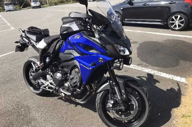 Được phát triển dựa trên nền tảng của dòng naked-bike MT-09 của hãng xe máy Yamaha, MT-09 Tracer 2017 là một mẫu xe thể thao đường trường dành cho đa dạng các địa hình. Chính vì vậy, mặc dù là dòng xe môtô phân khối lớn nhưng nó vẫn mang đến cho người dùng cảm giác lái thoải mái khi vận hành hàng ngày ngay cả trên phố.