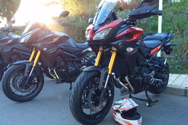 Yamaha MT-09 Tracer phiên bản 2017 vừa ra mắt tại thị trường Malaysia sở hữu kích thước dài, rộng, cao lần lượt là 2.160 x 950 x 1.345 mm, chiều cao yên 845 mm, khoảng cách trục cơ sở 1.440 mm và khoảng sáng gầm 135 mm. Trọng lượng khô của Tracer xấp xỉ 190 kg.